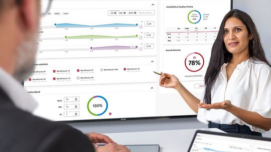 two people in front of the screen discussing about Uster FiberQ - click on the link to see the webinar recording about how data can leverage the profitability in spinning